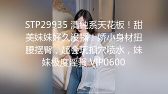 03年小嫩妹爱玩炮击！全裸苗条贫乳，炮击快档进出猛插，翘起屁股后入，小小年纪真会玩