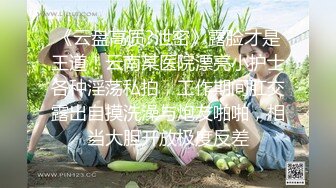 娇小身材胸前漂亮纹身妹子和炮友直播啪啪，口交特写拉着手后入翘臀猛操最后内射